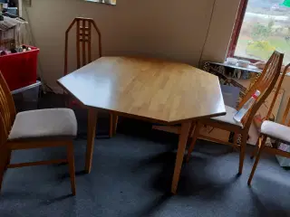 Bord og 4 stole