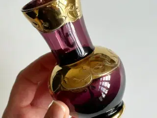 Lilla glas med gulddeko og blomst