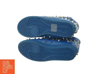 Blå sneakers med nitter fra Pieces (str. 38 )