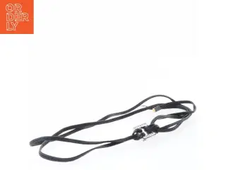 Sort lædersnor med vedhæng (str. 26 cm)