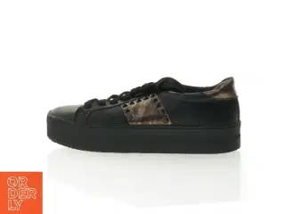 Sorte sneakers med gyldne detaljer og nitter (str. 39)