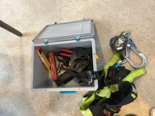 Kasse m. sikringsgrej samt div.