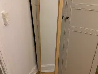 Spejl med træ ramme