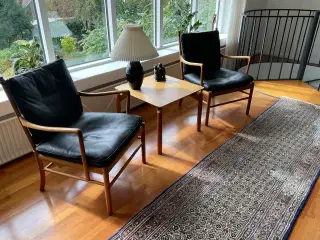 2 stk colonial chairs + lille bord