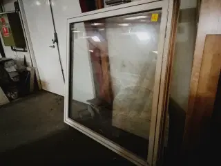 NYT TOPHÆNGT VENDEVINDUE B 157X H 151 KR. 2400