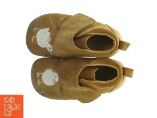 Barnesko i ruskind med velcro fra Konges Sløjd (str. 20 )