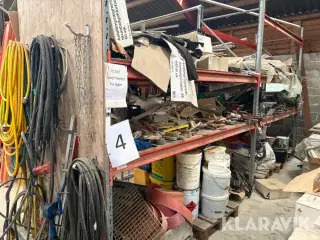 Pallereol med blandet værktøj og materialer