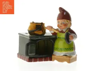 Keramisk figur af nisse ved komfur (str. 16 cm)