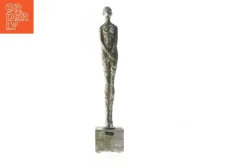 Skulptur af kvinde fra Breezi