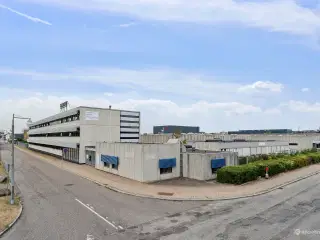 Moderne kontor med lagermulighed i attraktivt erhvervsområde