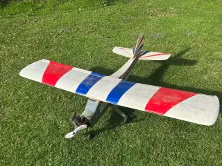 her er en model flyver hvem er interesseret