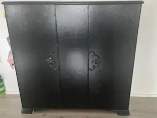 Sort retro skænk i sort. Malet hvid indvendig