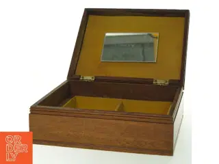 Trææske med broderet låg (str. 21x17 cm)