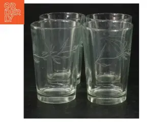 Grønlige glas med graveret blomstermotiv (str. 9,5 cm. ø. 6,5 cm)