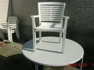 Rundt terrasse bord med tilhørende 4 stole