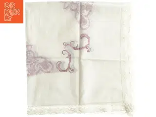 Broderet hvid pyntedug med blonder (str. 80 x 84 cm)