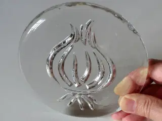Holmegaard glasbrik med løgmotiv.