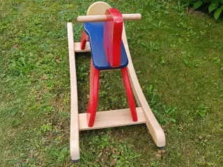 GYNGEHEST i træ
