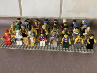 Ældre blandet Lego figurer sælges. 
