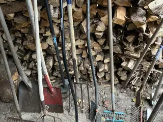 Diverse haveredskaber.