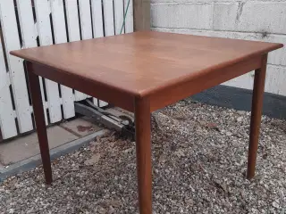 Teaktræs spisebord 