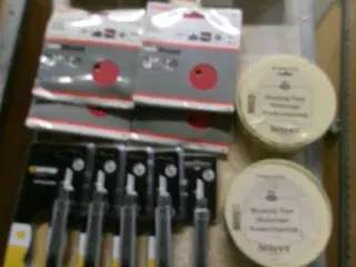 Sandpapir, hobbyknive, maletape m.m.