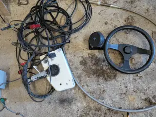 Johnson 30 hk 2 taks medfølger gearbox og rat med 