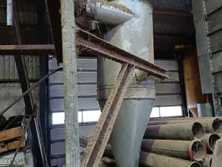 - - - Elevator 20 tons ca. 9 meter