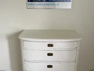 Hvidmalet antik fyrretræskommode