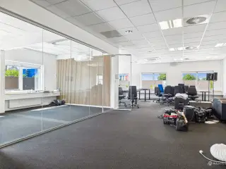 Moderne kontorlokale i ejendom med kantine