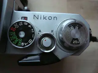 Nikon F med Photomic og blitz adapter"
