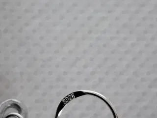 Elegante øreringe med perler og sølvfarvet metal ﻿