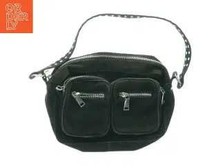 Sort bæltetaske med nitter fra Noella (str. 26 x 20 cm)