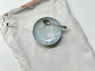 Lille dug, hvid bomuld, roser i hjørnerne