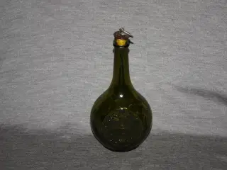 Grøn glasflaske med svensk tre kroner symbol