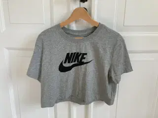 Kort grå Nike Essential-T-shirt til kvinder