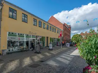 Meget funktionelt lejemål beliggende i byens hovedstrøg