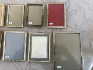 Gamle fotorammer i metal og med buet glas