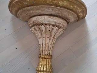 Konsol/hylde. Ældre. 36 cm høj.Bredde 37 cm.
