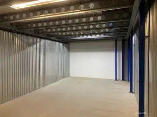 Rummeligt tørt lager i gadeplan med port - bil kan køres helt til lager