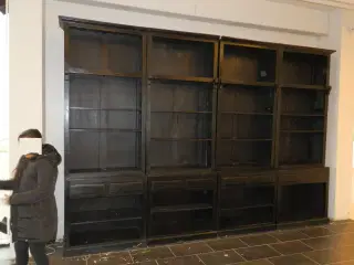 Kæmpe reoler i mørkt hårdtræ