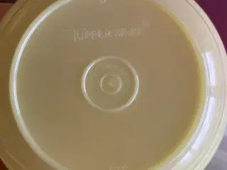 Retro Tupperware, 3 bøtter og 5 gafler