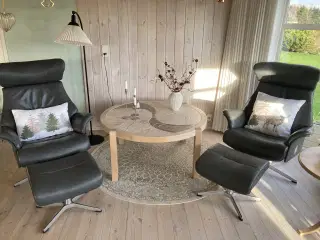 Flotte gråblå læderstole med fodskammel