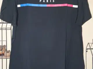 Sort T-shirt med Paris tryk på brystet
