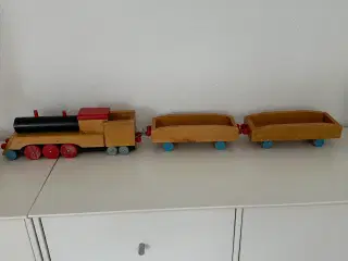 Tog i træ med vogne