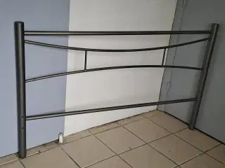 Sengeramme i grå metal til boksmadras