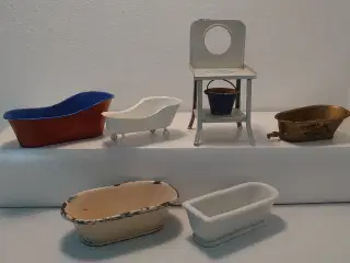 5stk gamle dukkehus badekar og toiletstol.Blik mm.