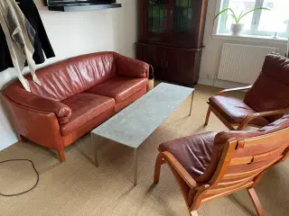 Sofagruppe i læder med bord og stole