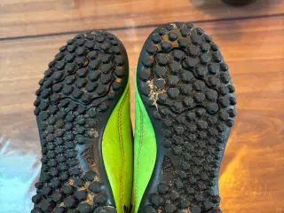 Adidas fodboldstøvler str 26