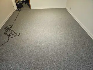 Flot Gulvtæppe 2.9 meter x 6 . 2 år gammelt 